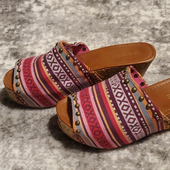 Super cute Rampage wedge sandal - Picture 3 of 6